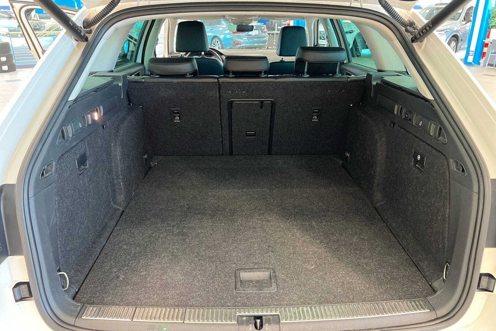 Skoda Superb iso kuva 10