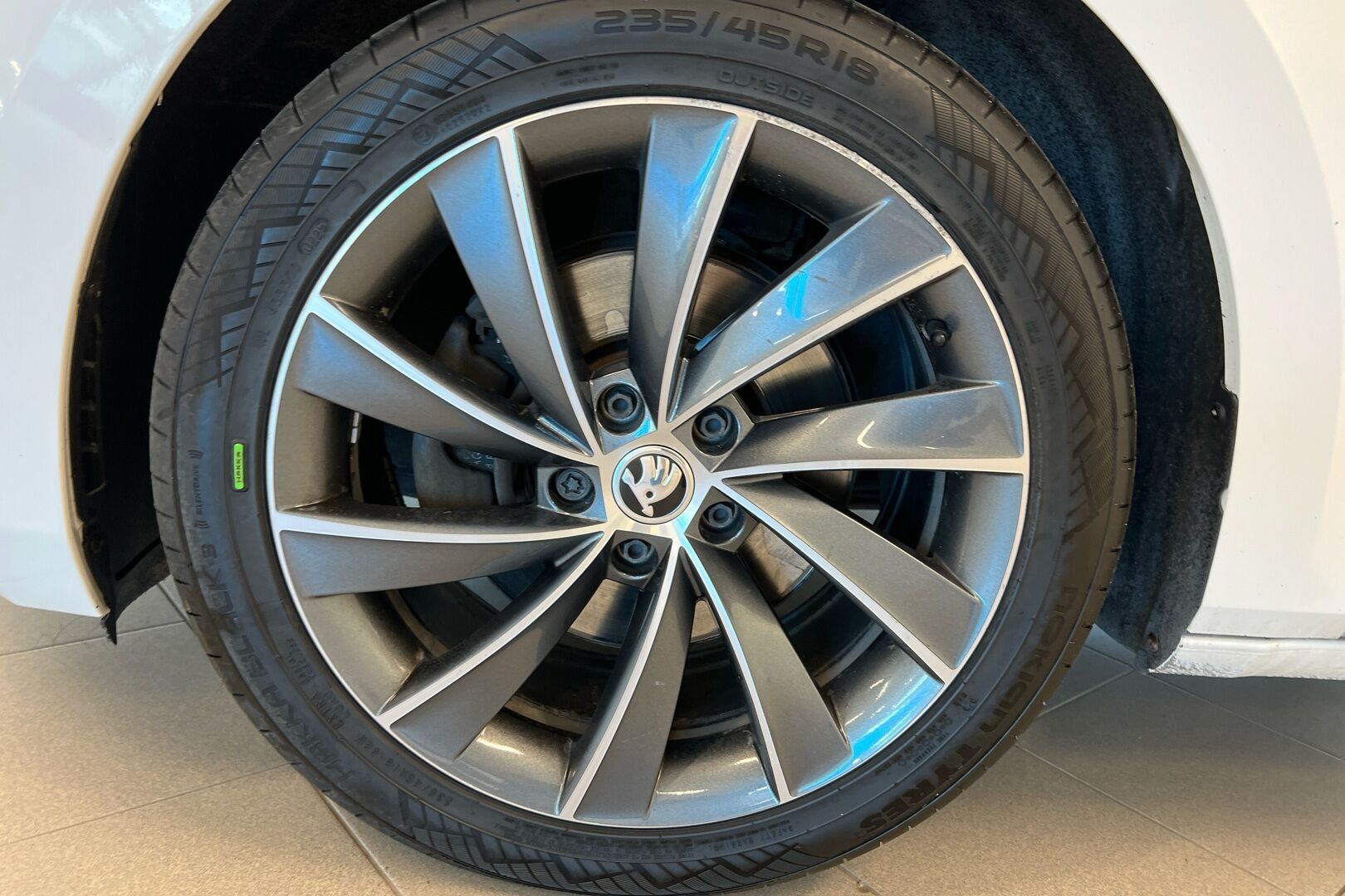 Skoda Superb iso kuva 11