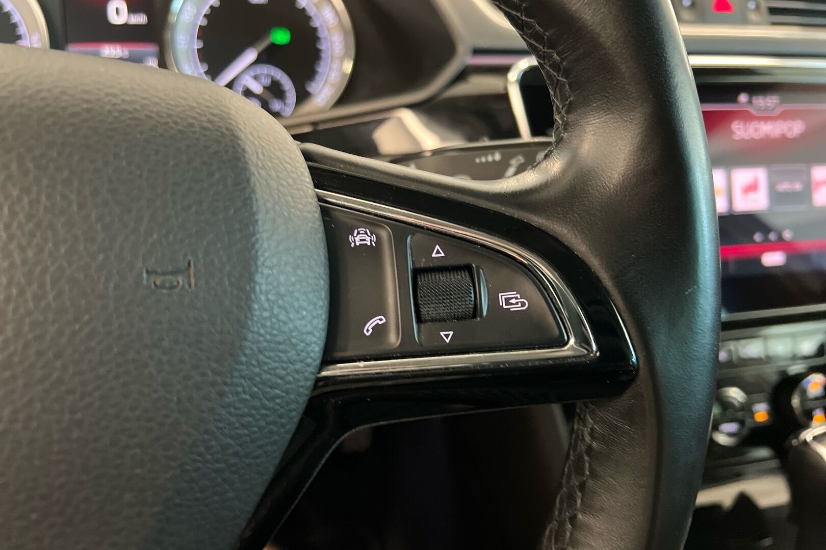 Skoda Superb iso kuva 16