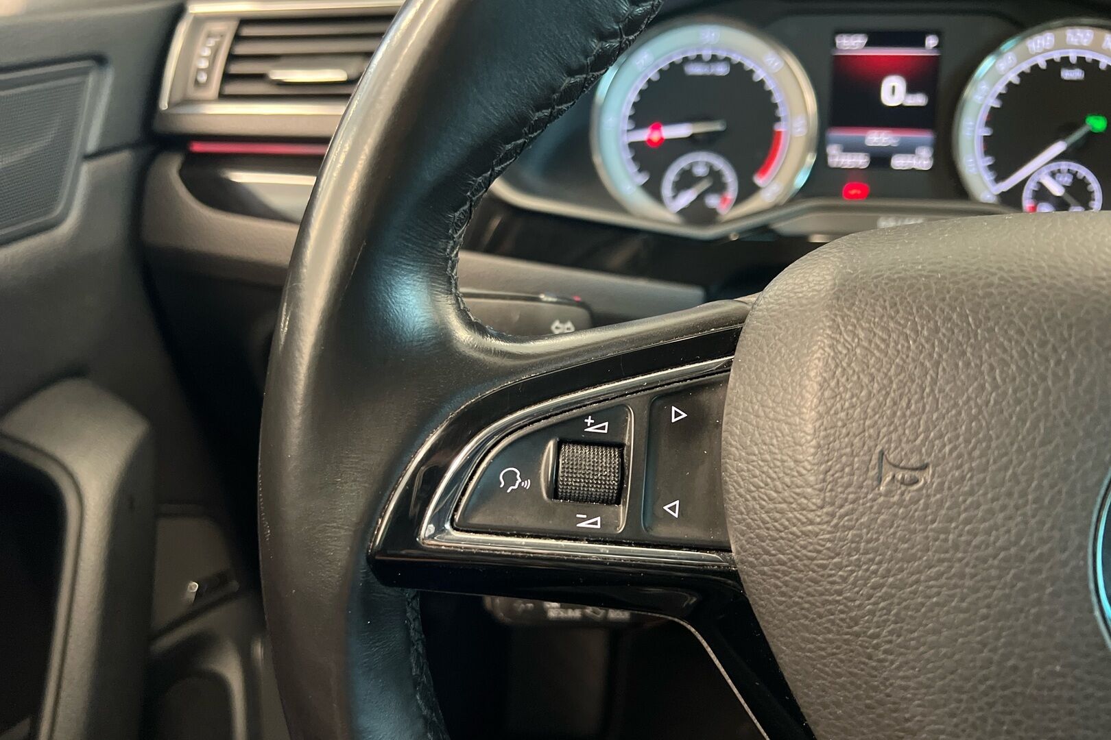 Skoda Superb iso kuva 17