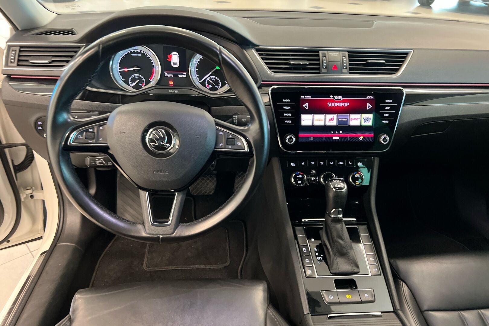 Skoda Superb iso kuva 21