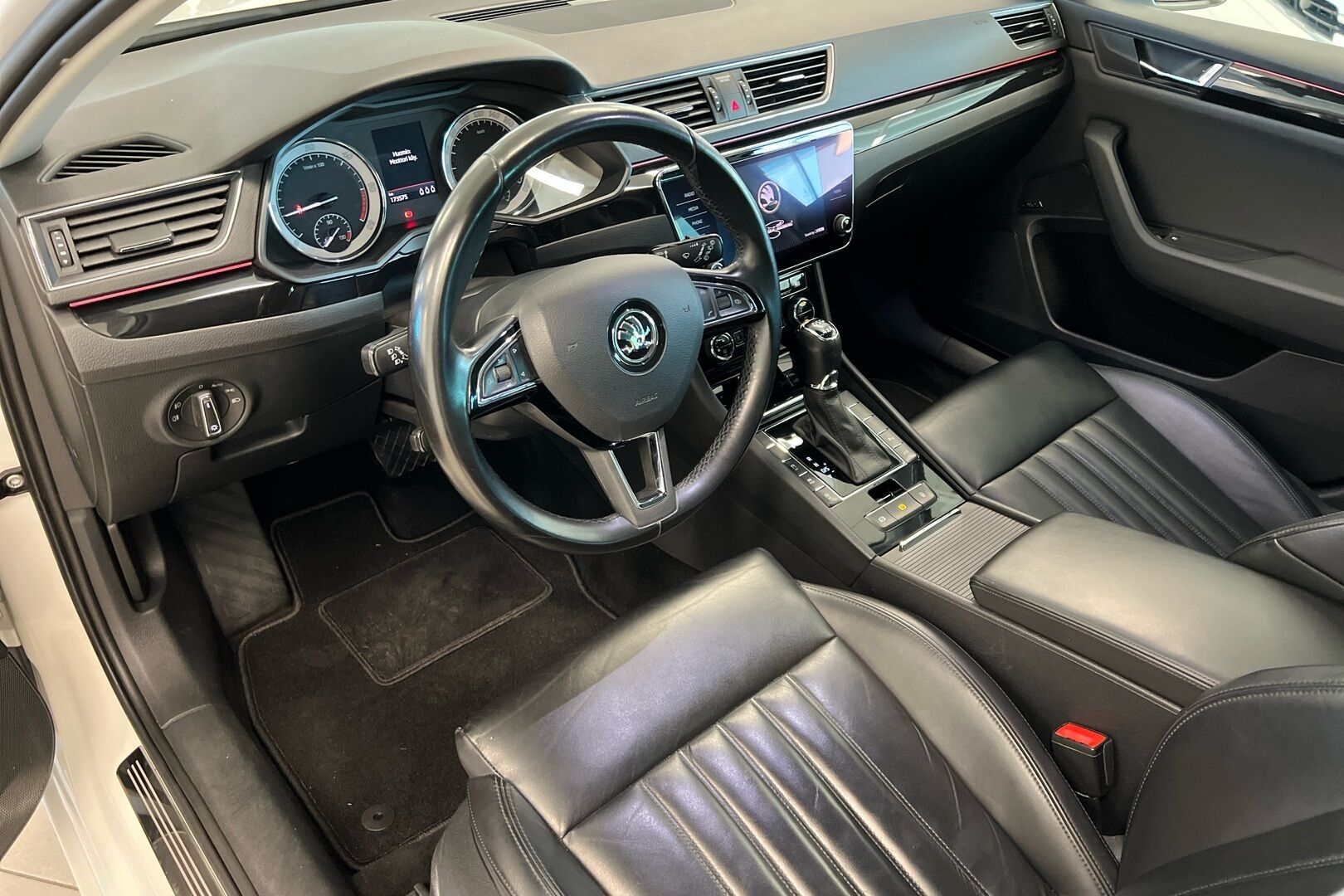 Skoda Superb iso kuva 7