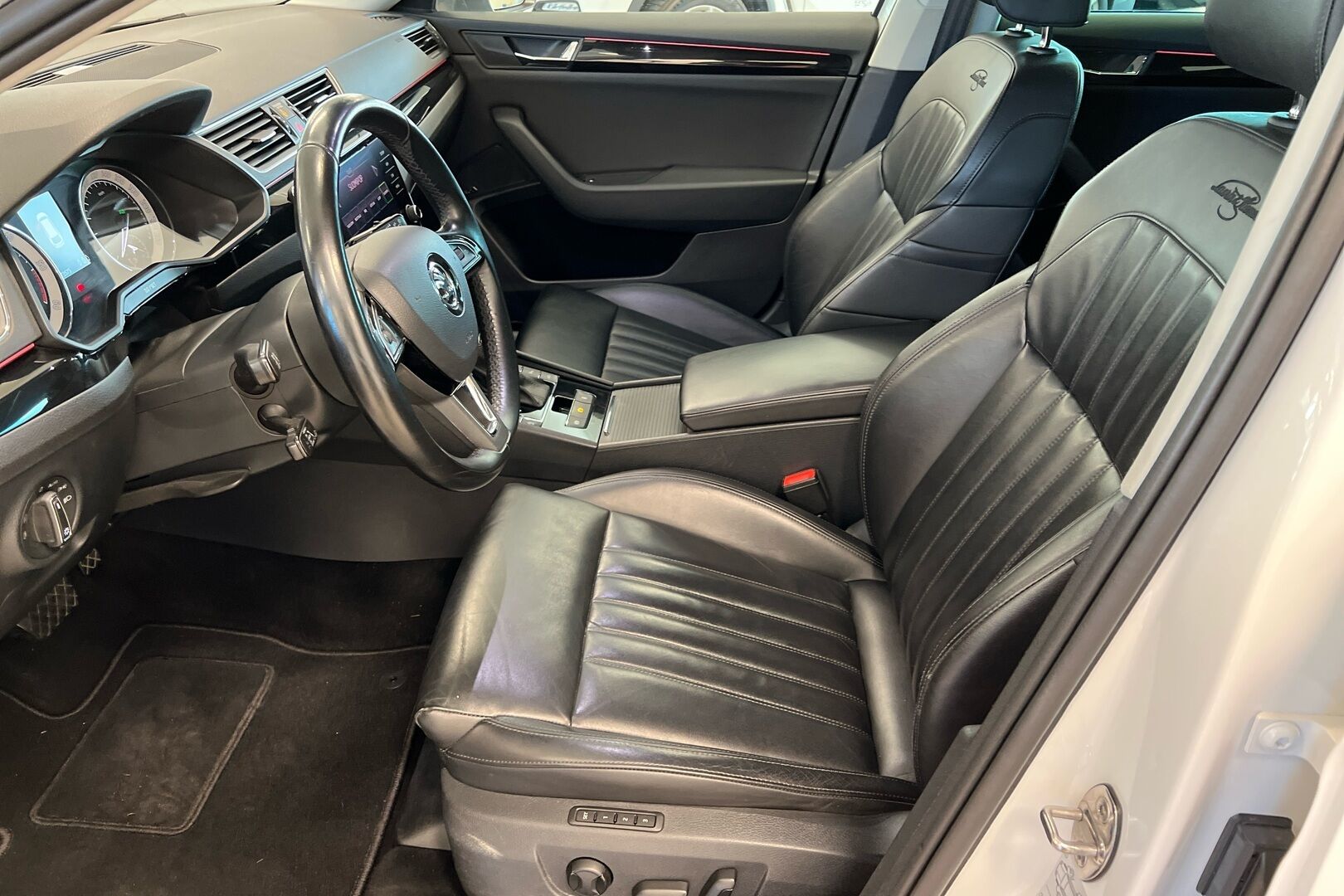 Skoda Superb iso kuva 8