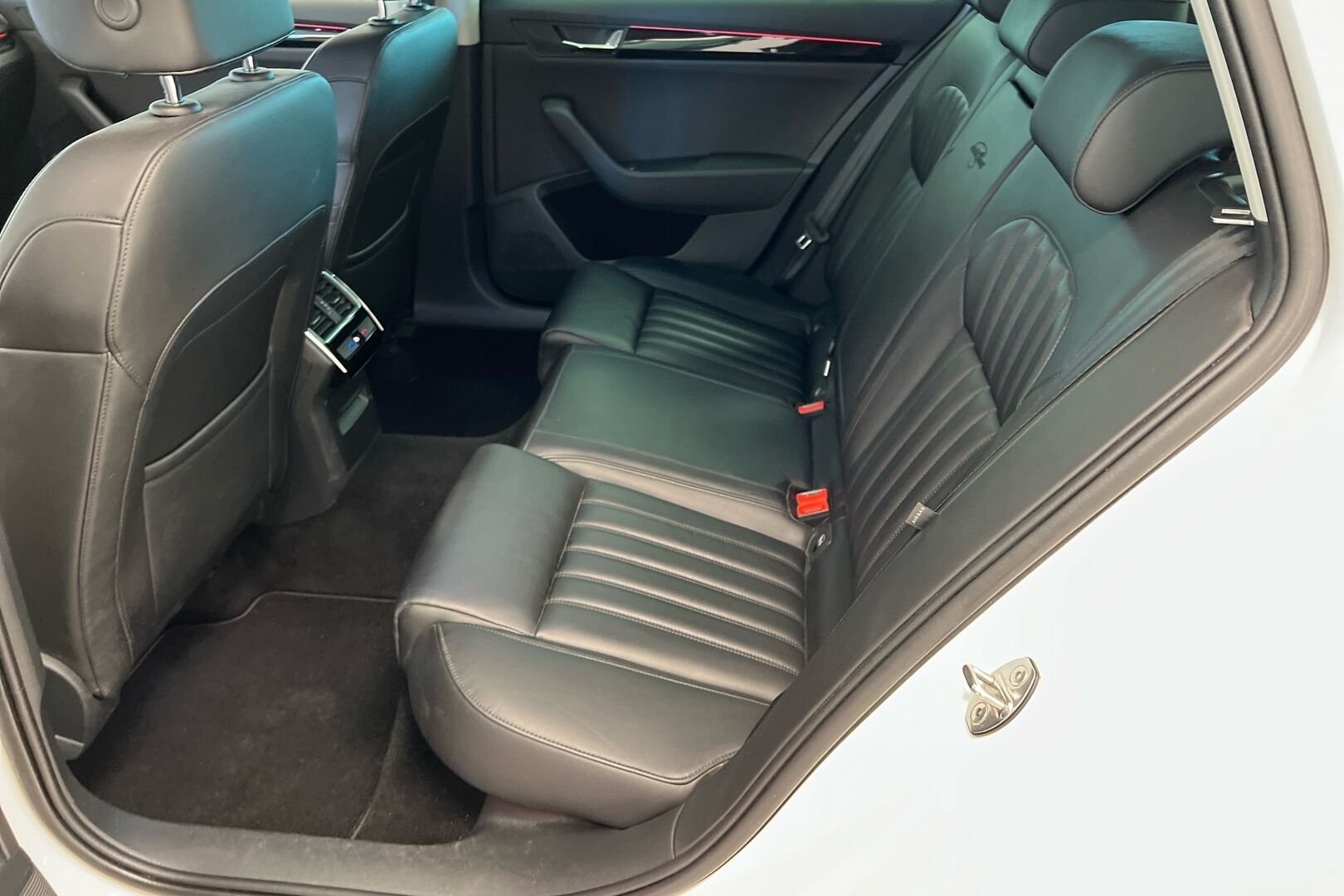 Skoda Superb iso kuva 9
