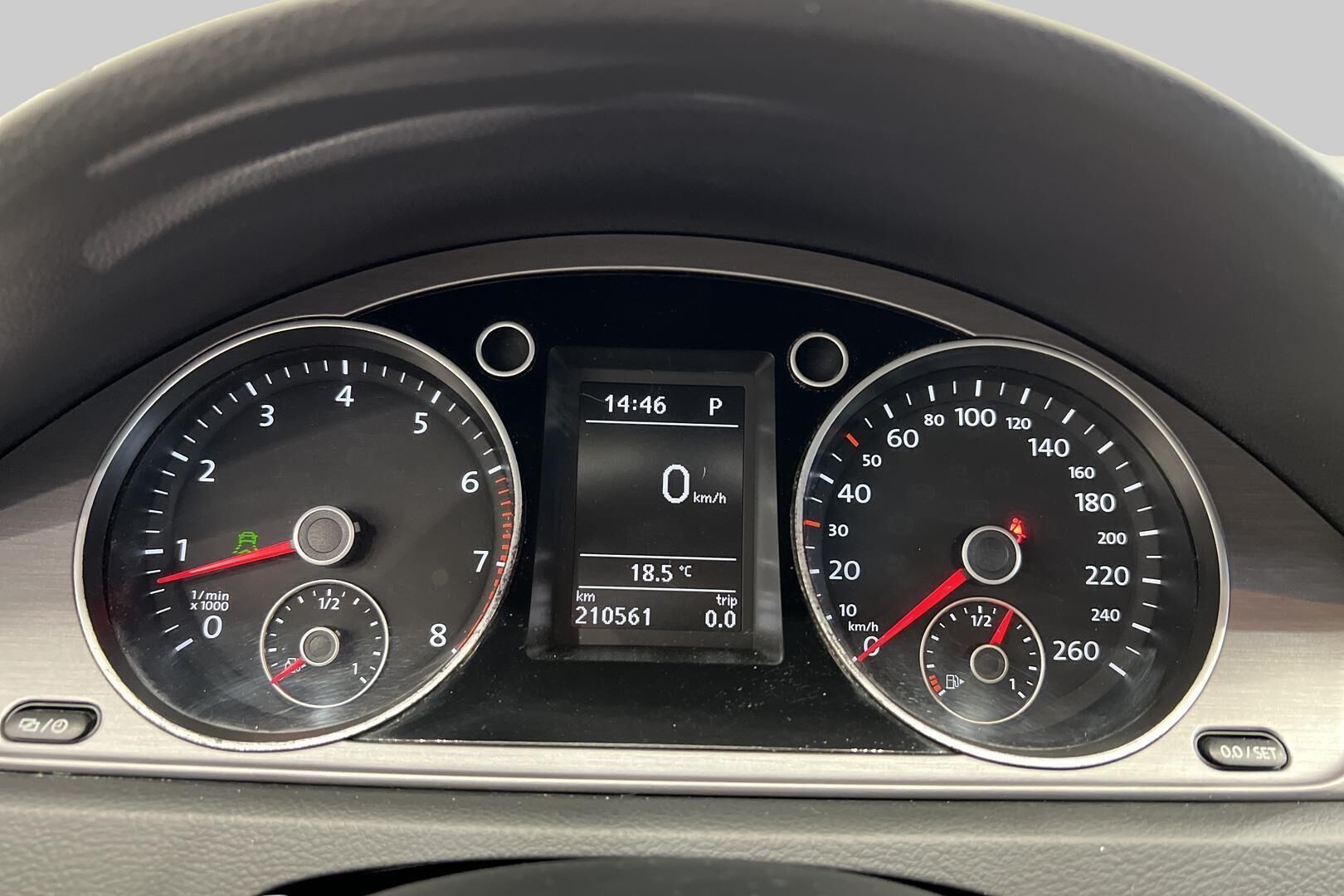Volkswagen Passat iso kuva 14