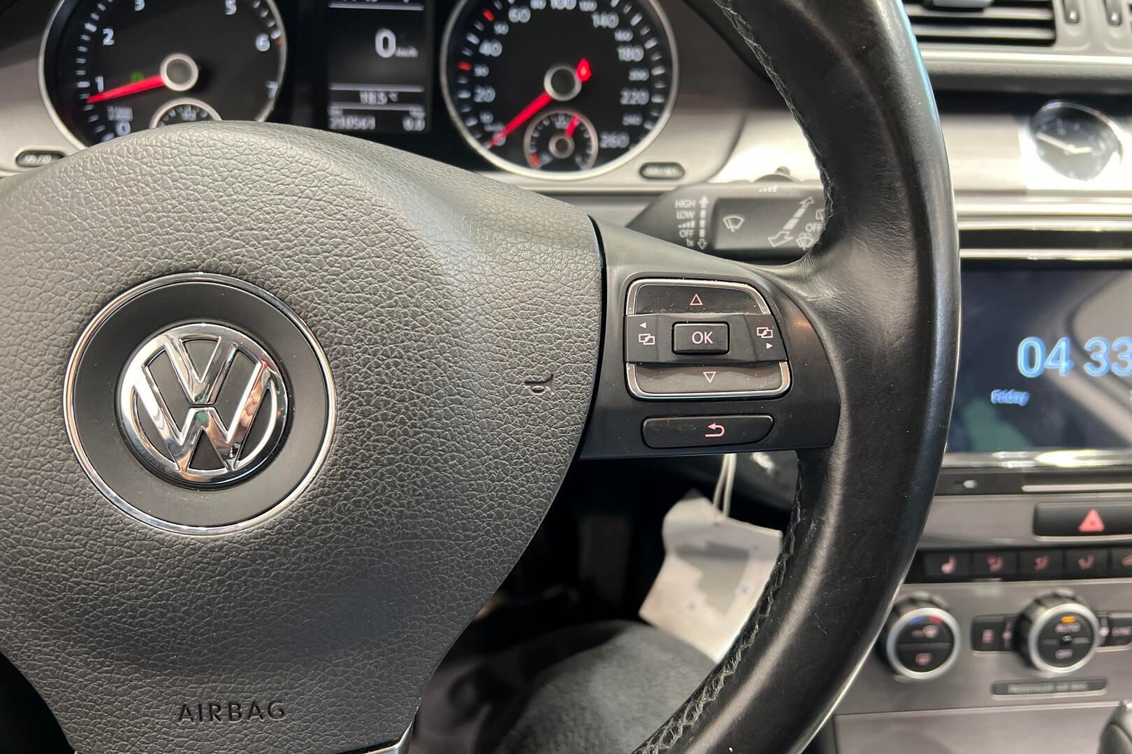 Volkswagen Passat iso kuva 22