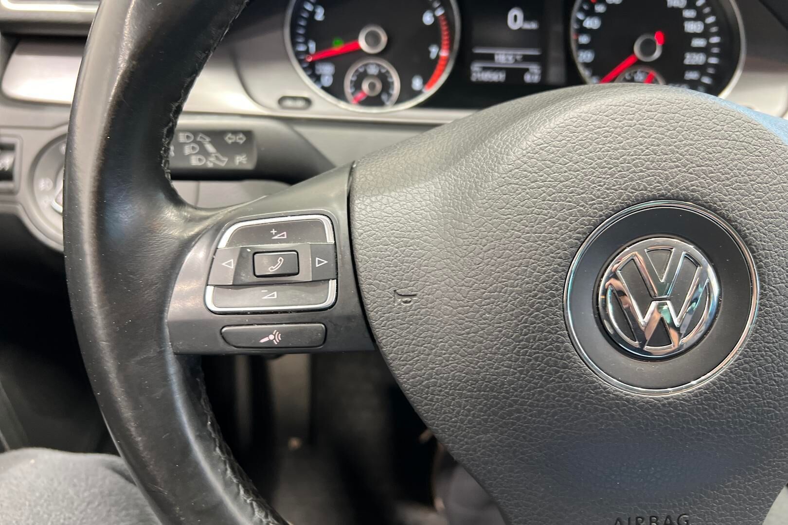 Volkswagen Passat iso kuva 23