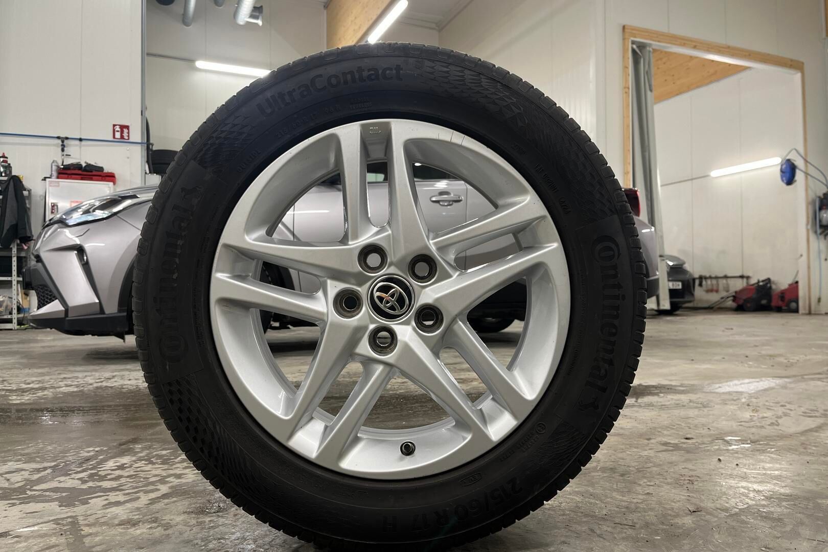 Toyota C-HR iso kuva 13