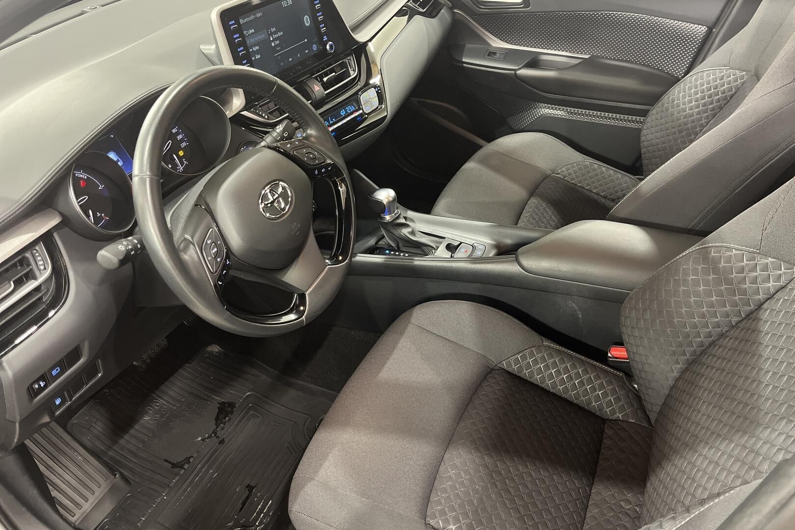 Toyota C-HR iso kuva 7