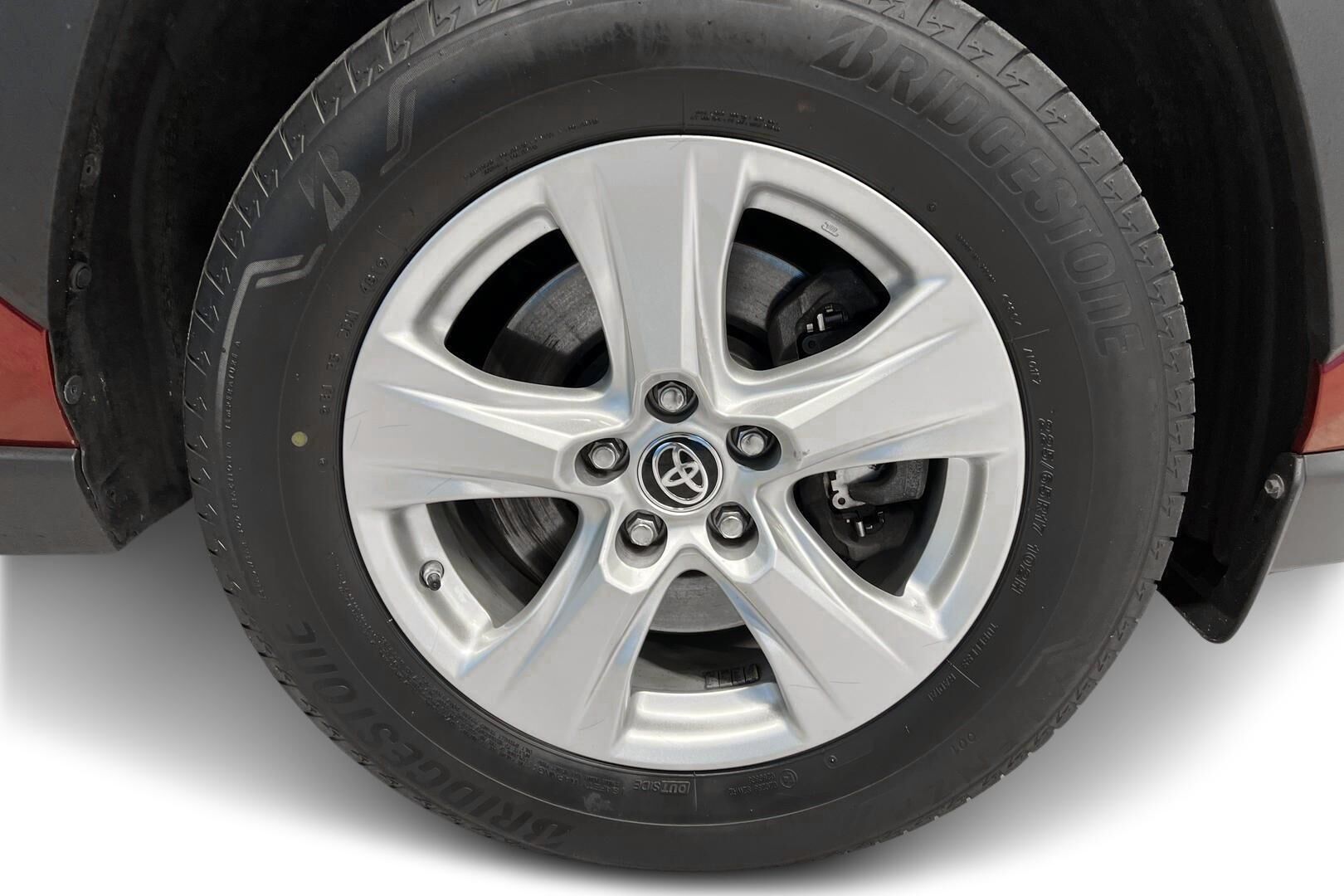 Toyota RAV4 iso kuva 9