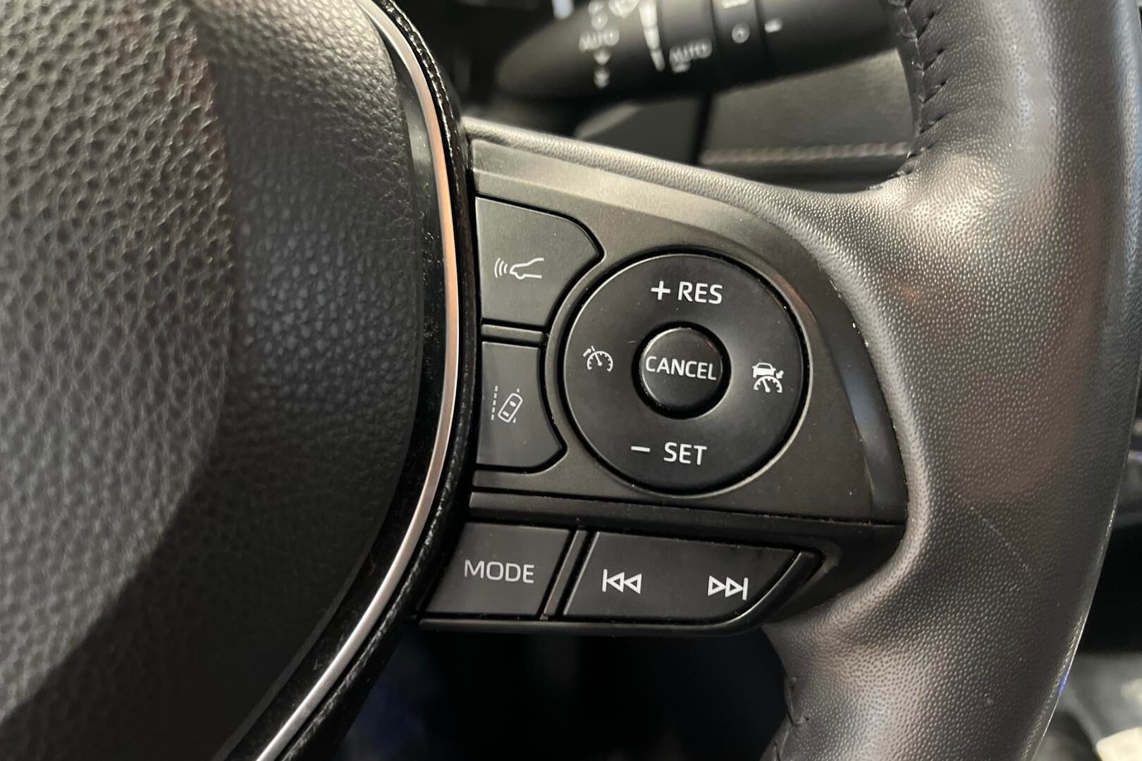 Toyota RAV4 iso kuva 14