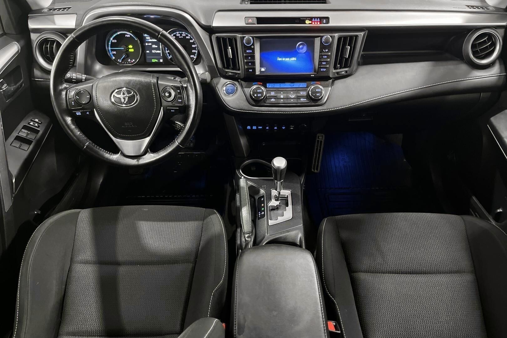 Toyota RAV4 iso kuva 9