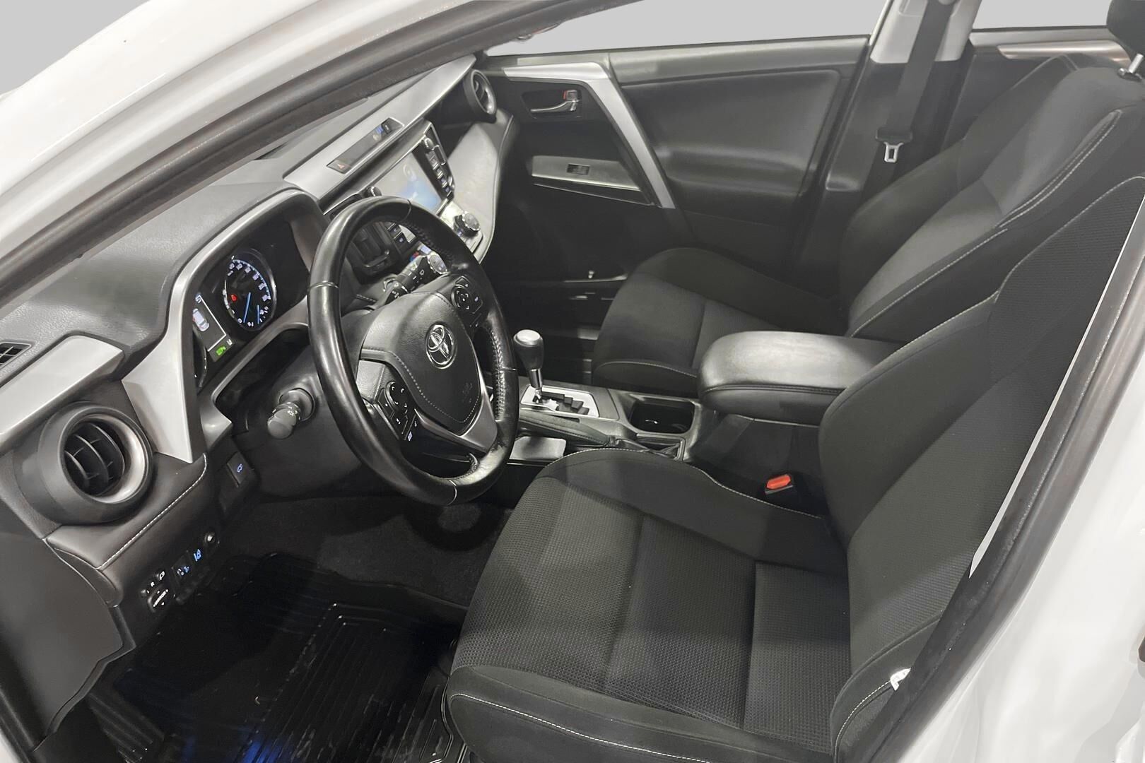 Toyota RAV4 iso kuva 7