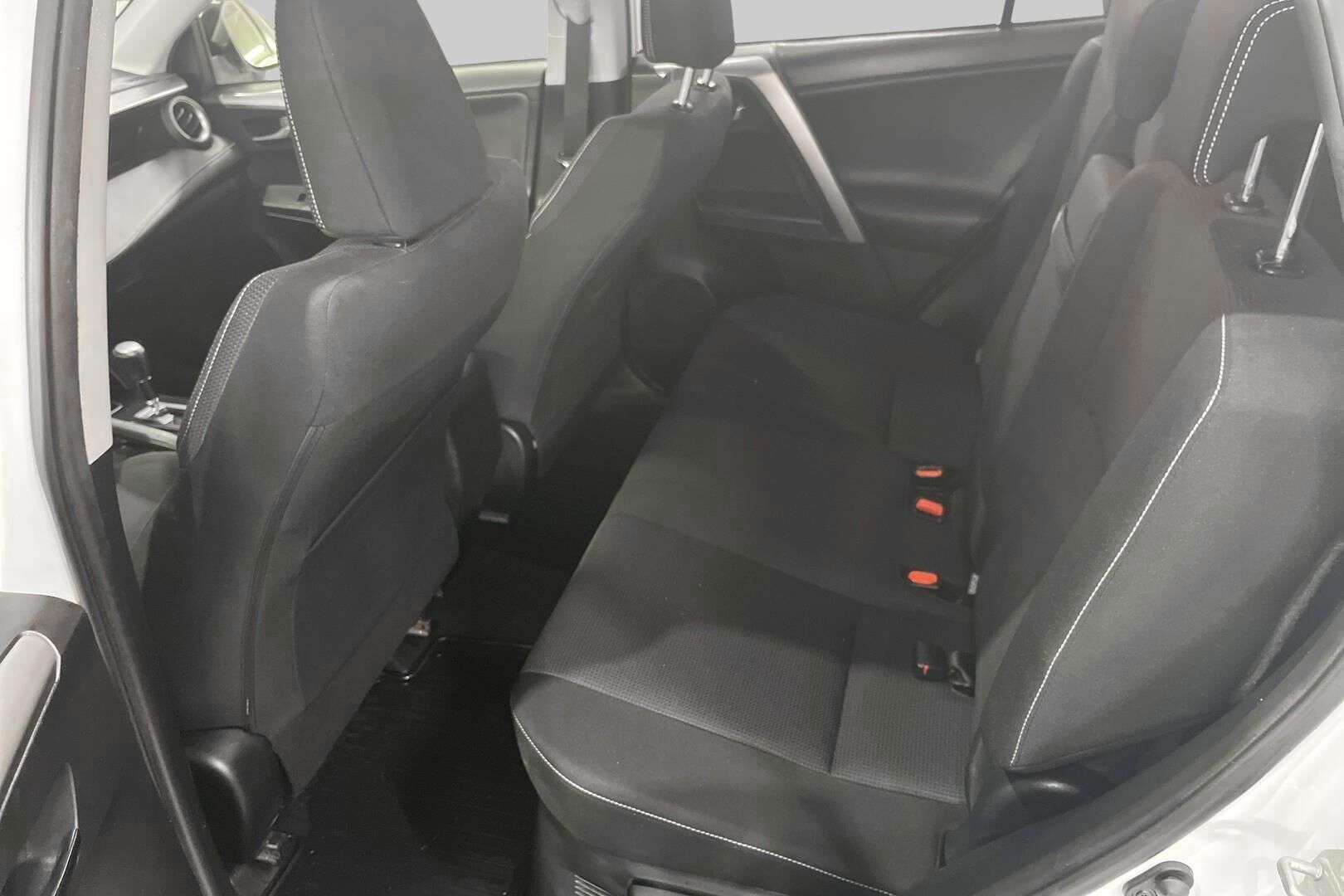 Toyota RAV4 iso kuva 8