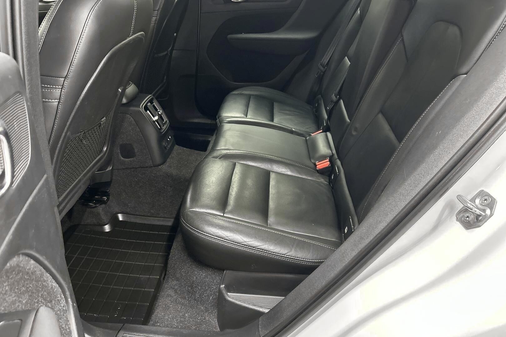 Volvo XC40 iso kuva 10