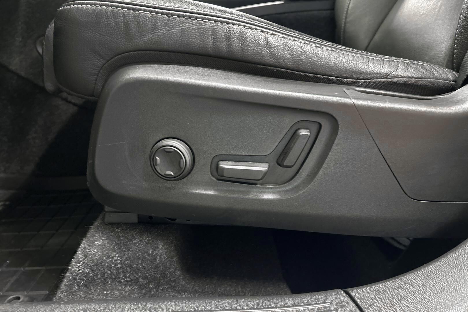 Volvo XC40 iso kuva 19