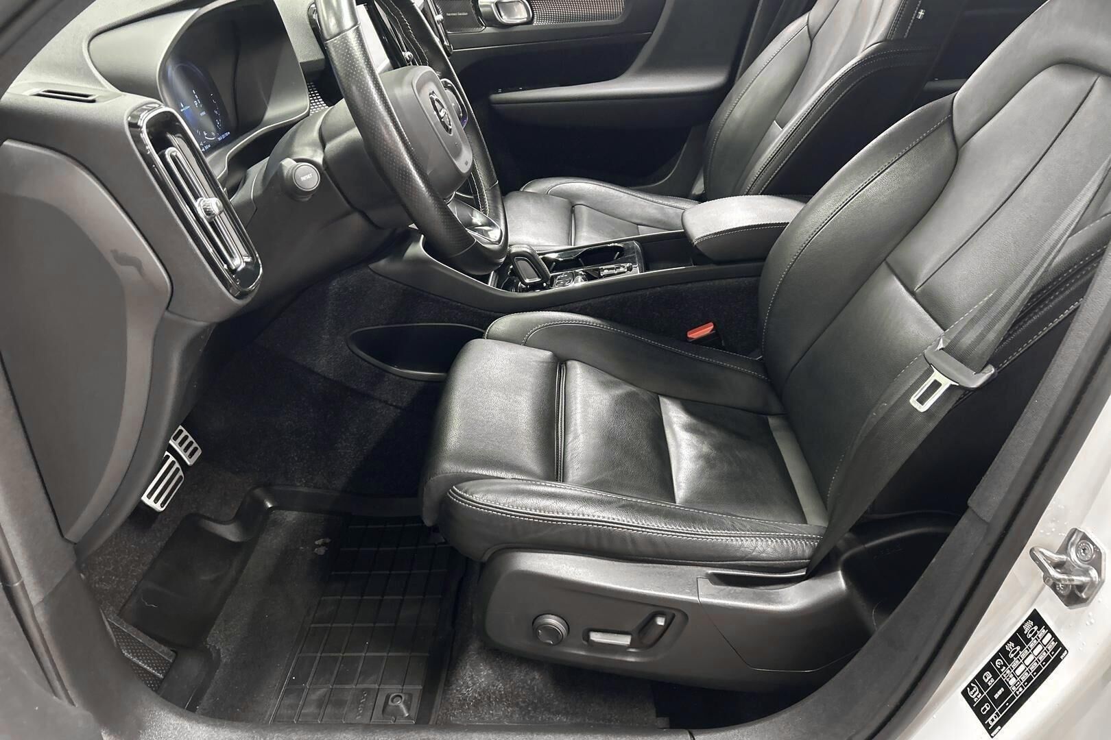 Volvo XC40 iso kuva 9