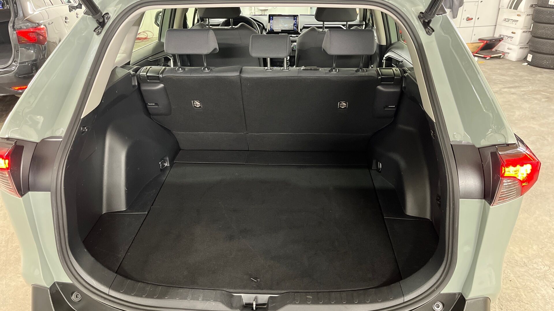 Toyota RAV4 iso kuva 14