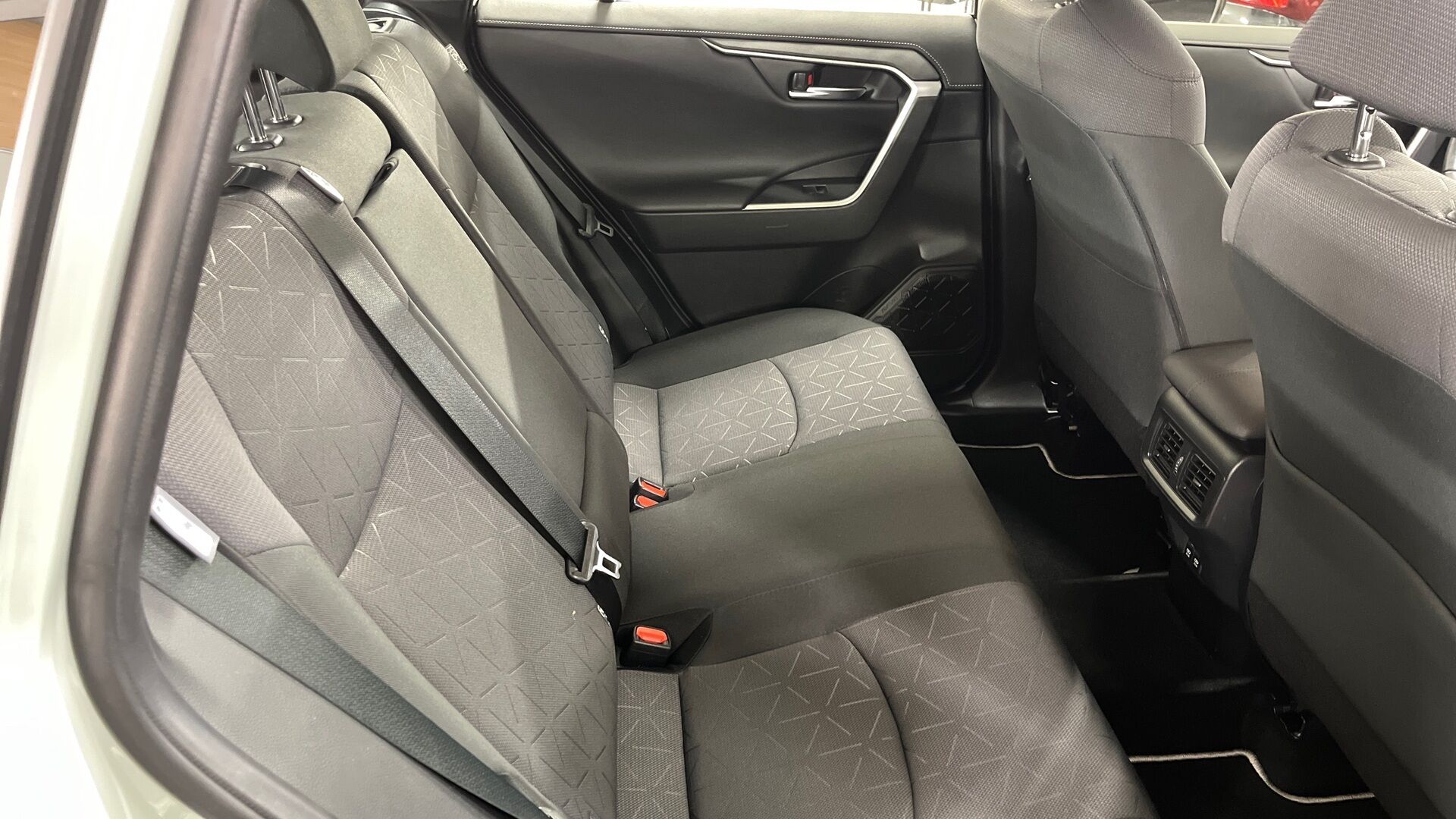Toyota RAV4 iso kuva 15