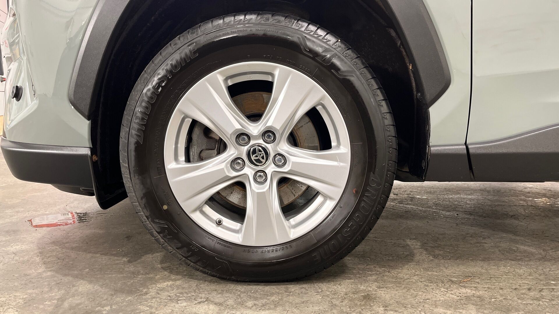 Toyota RAV4 iso kuva 17