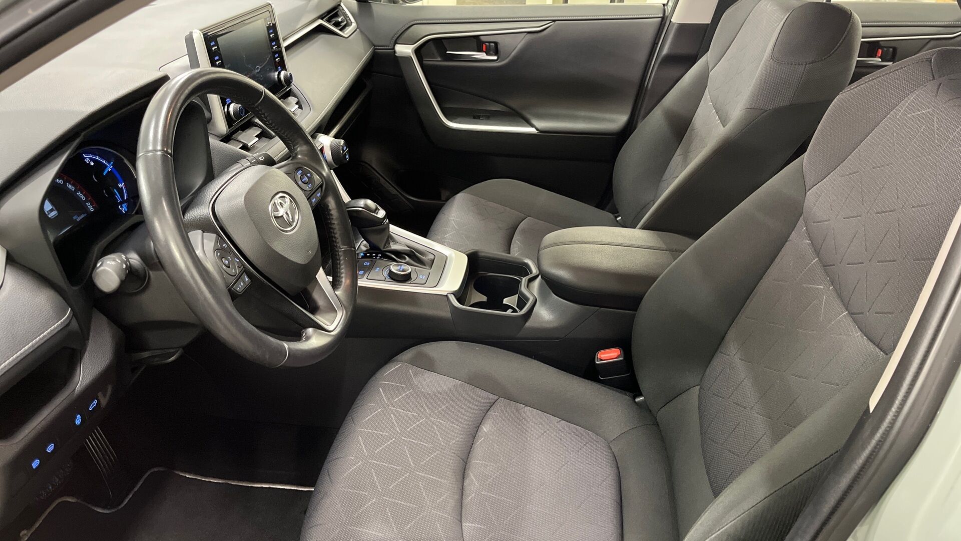 Toyota RAV4 iso kuva 7