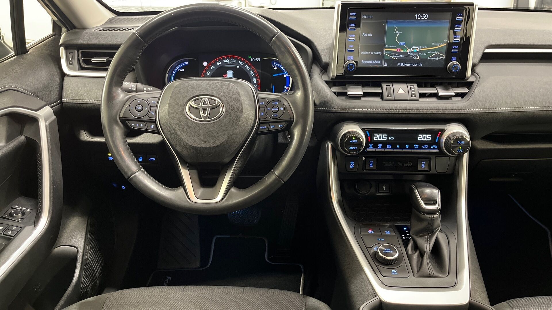 Toyota RAV4 iso kuva 9