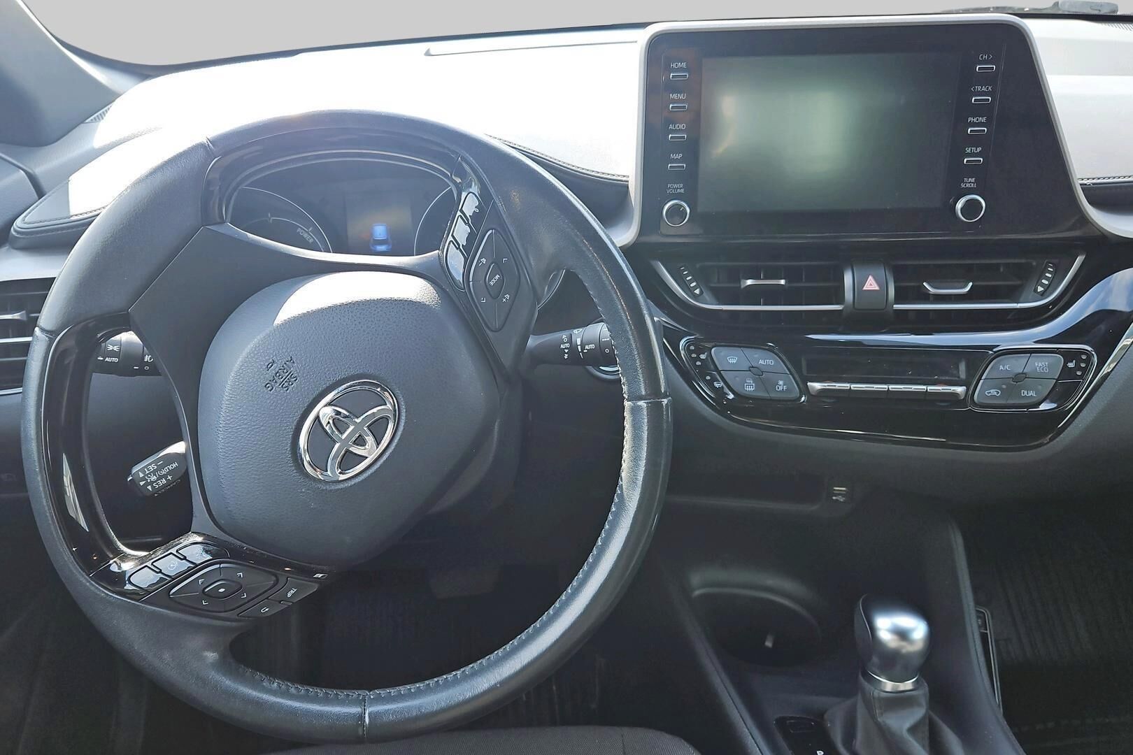 Toyota C-HR iso kuva 1