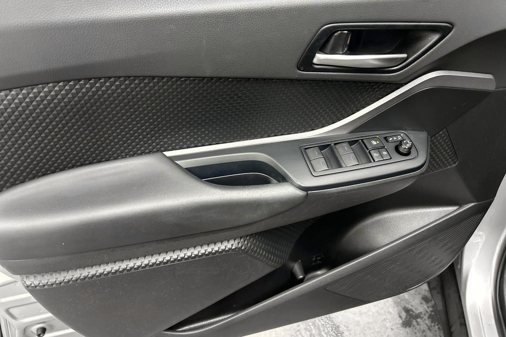Toyota C-HR iso kuva 14