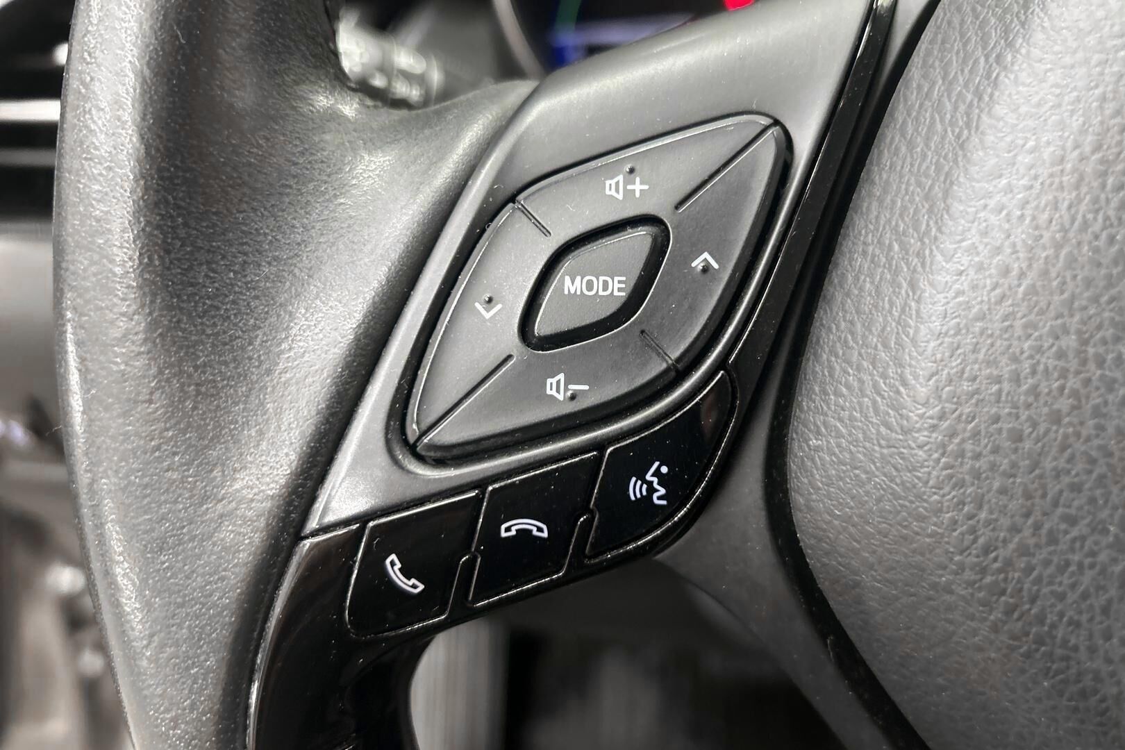 Toyota C-HR iso kuva 15