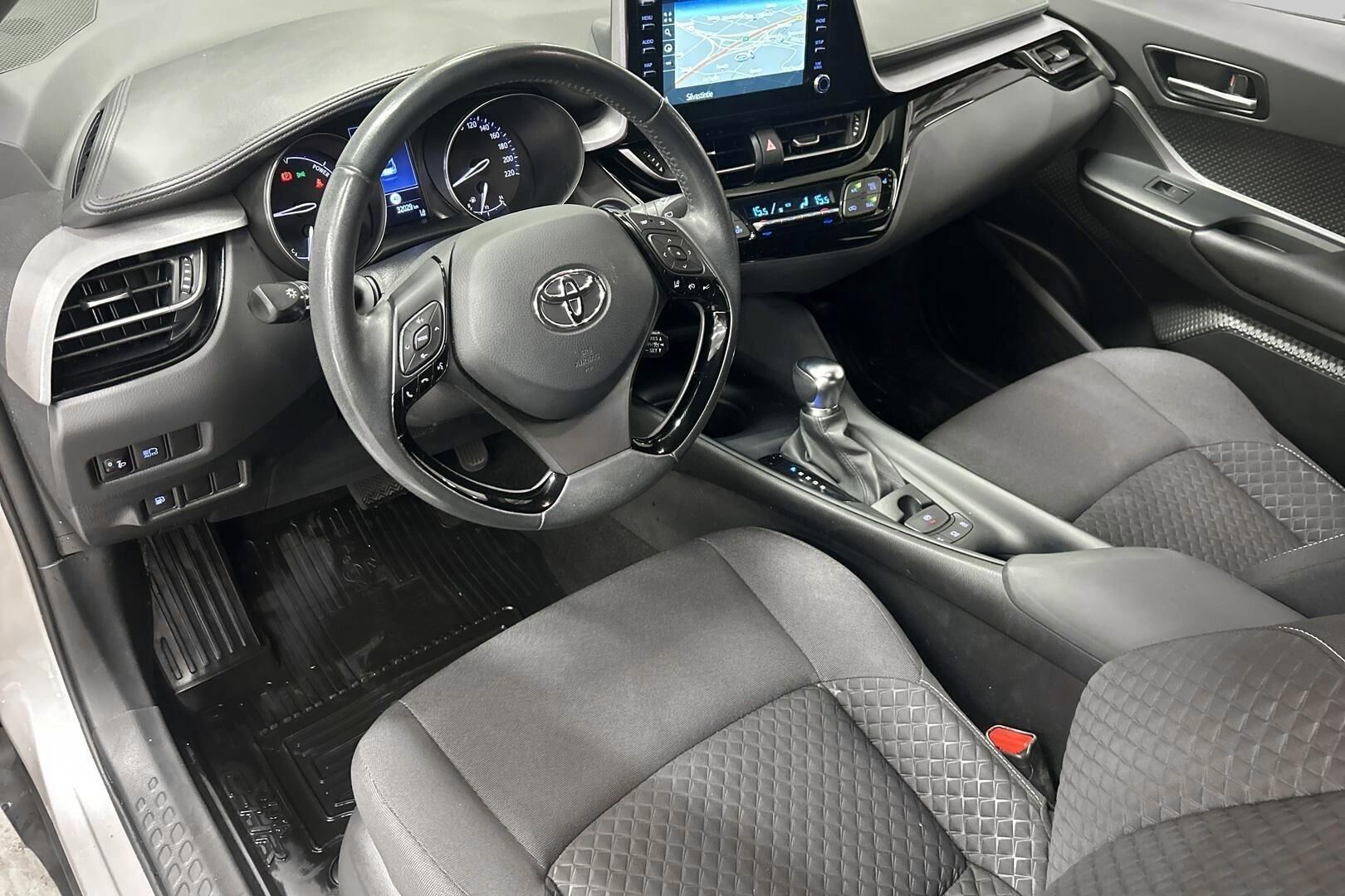 Toyota C-HR iso kuva 9