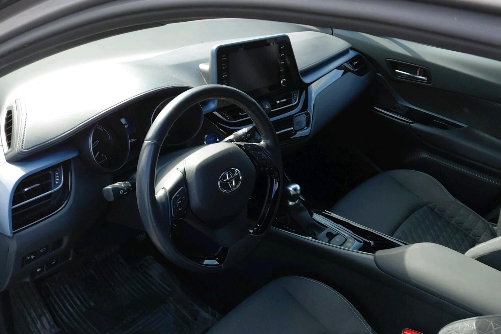 Toyota C-HR iso kuva 1