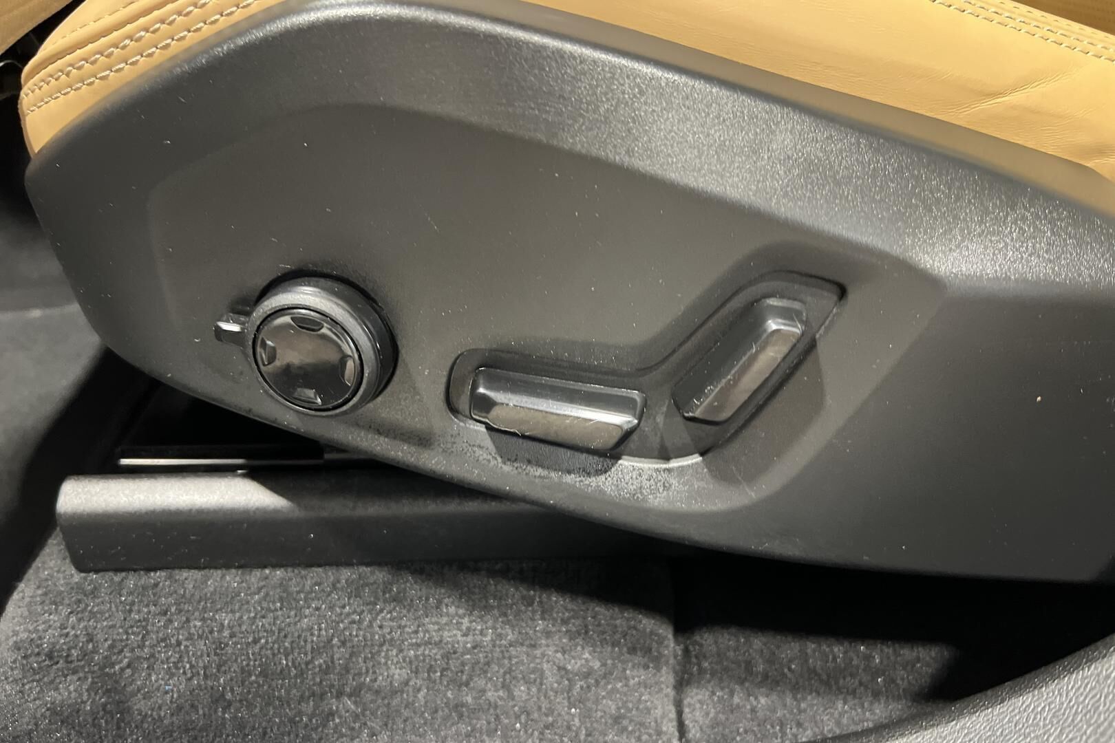 Volvo XC60 iso kuva 18