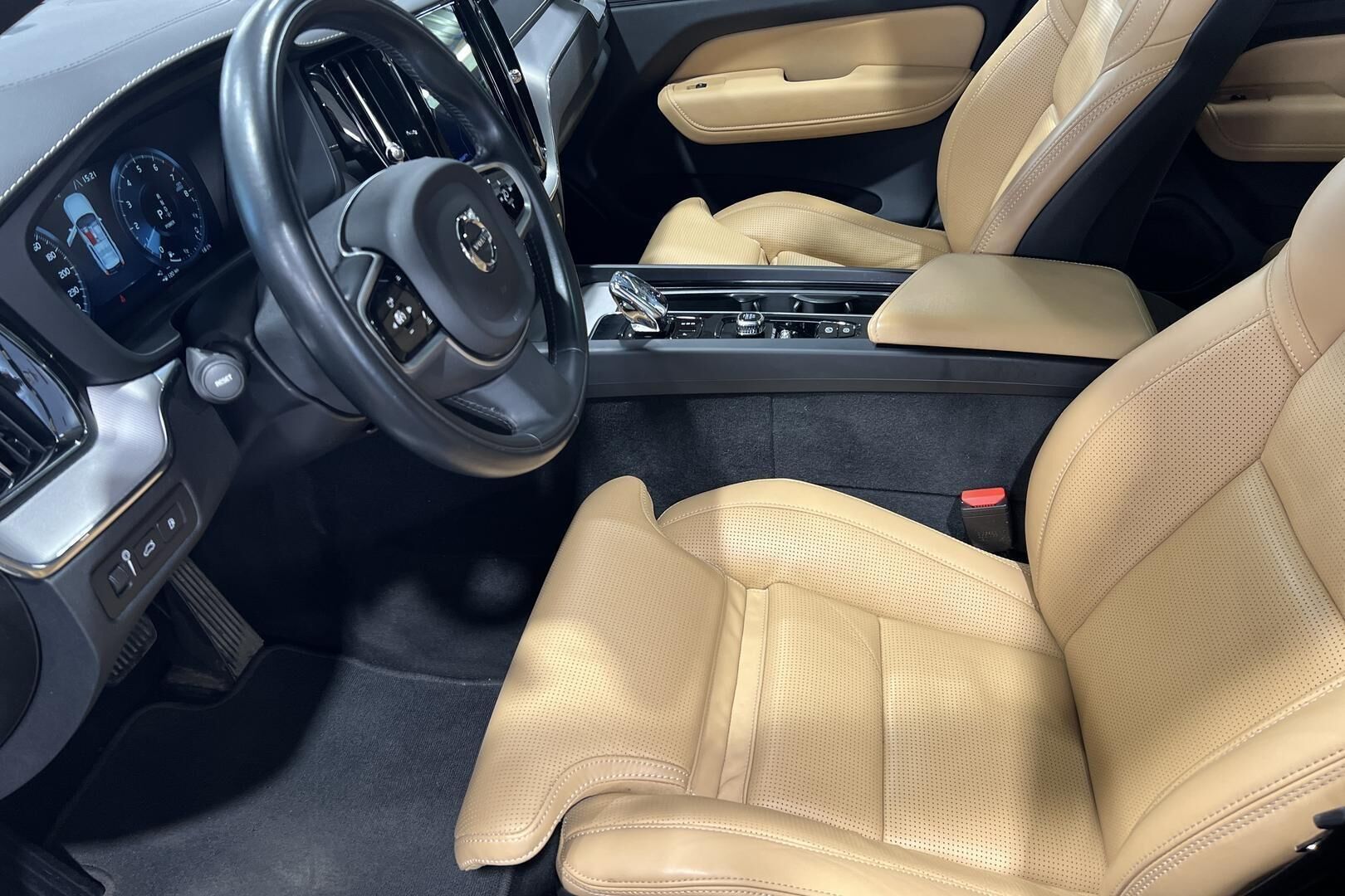 Volvo XC60 iso kuva 9