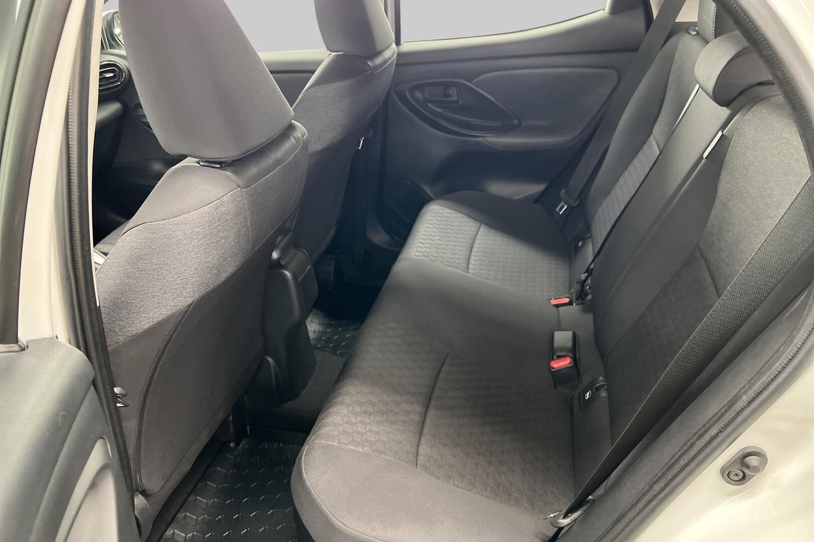 Toyota Yaris iso kuva 9