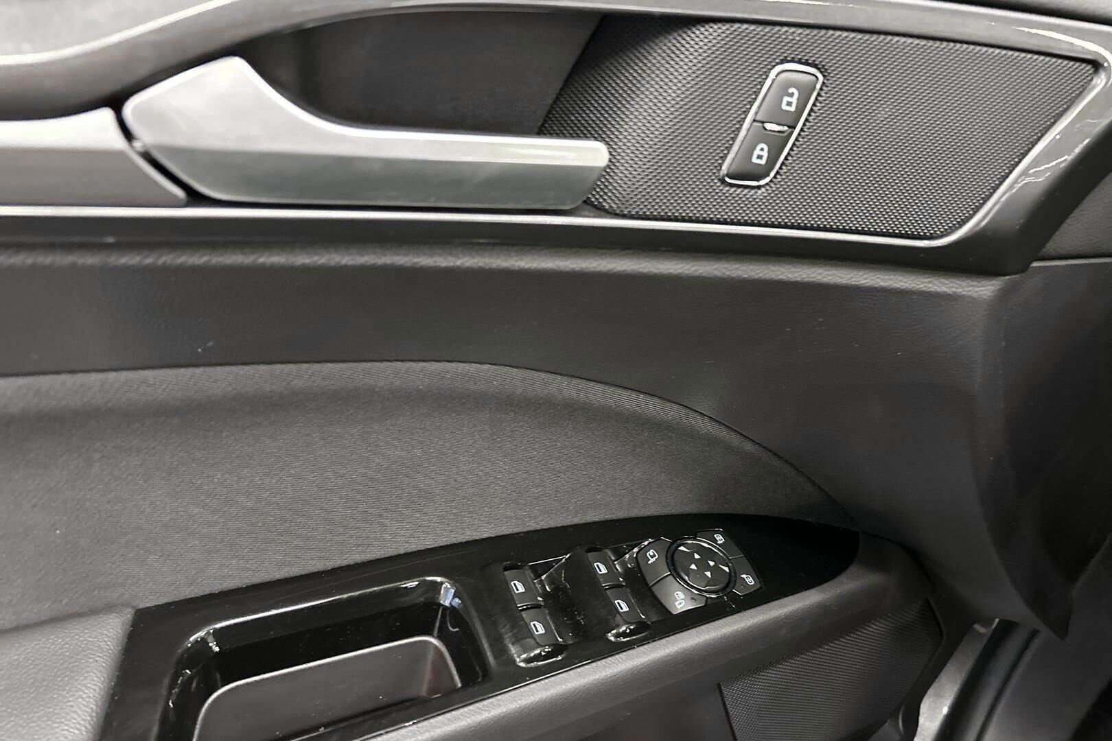 Ford Mondeo iso kuva 22