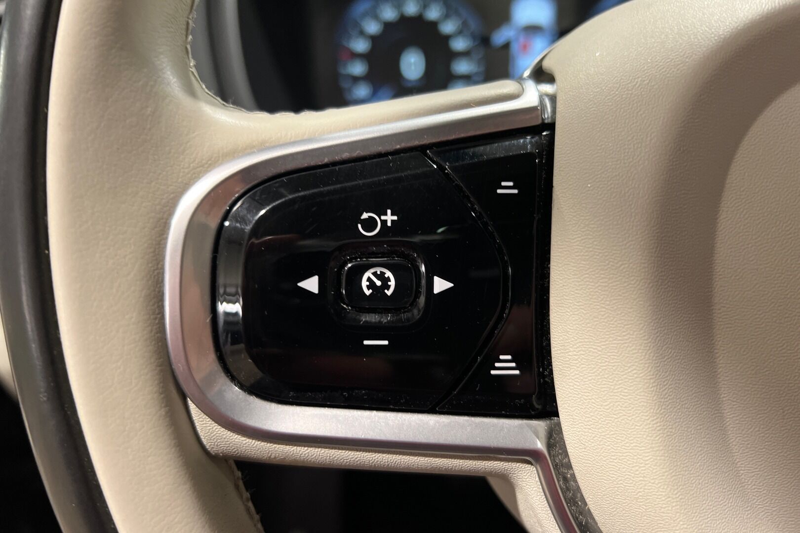 Volvo XC90 iso kuva 15