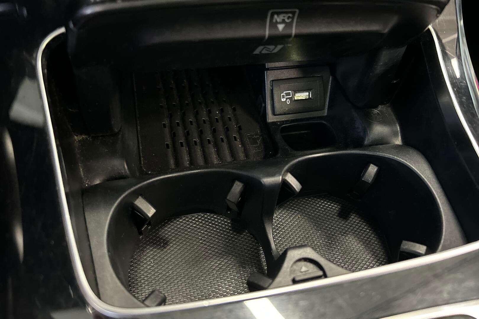 Mercedes-Benz E iso kuva 21