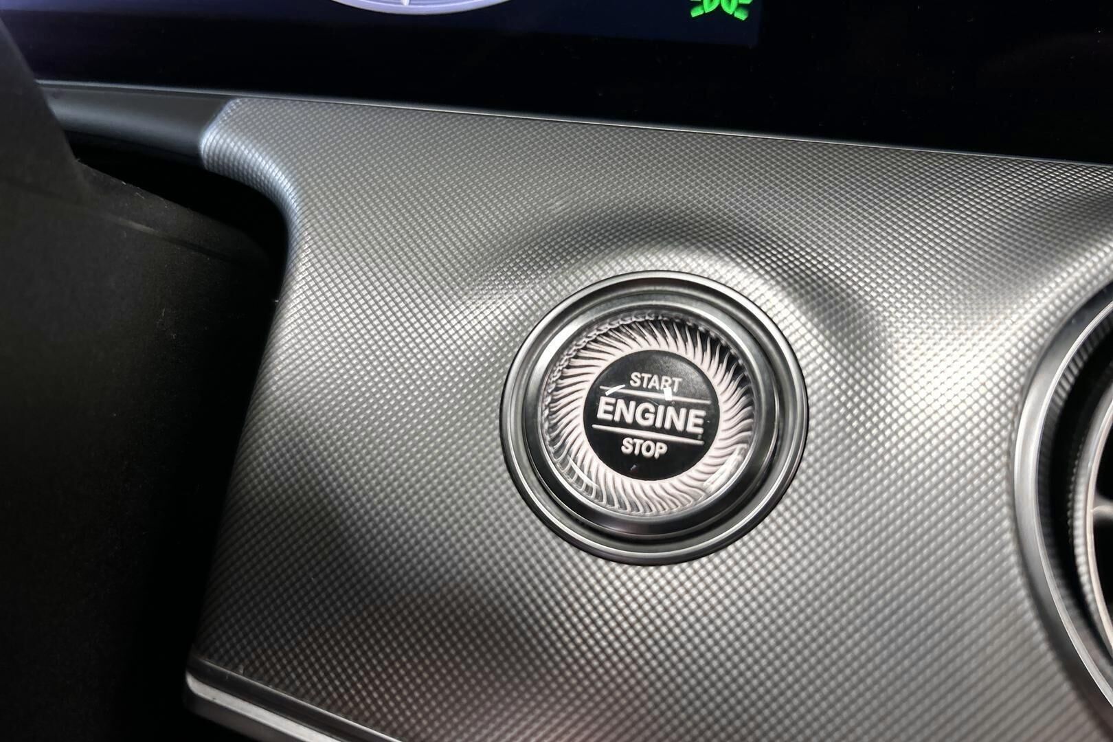 Mercedes-Benz E iso kuva 25