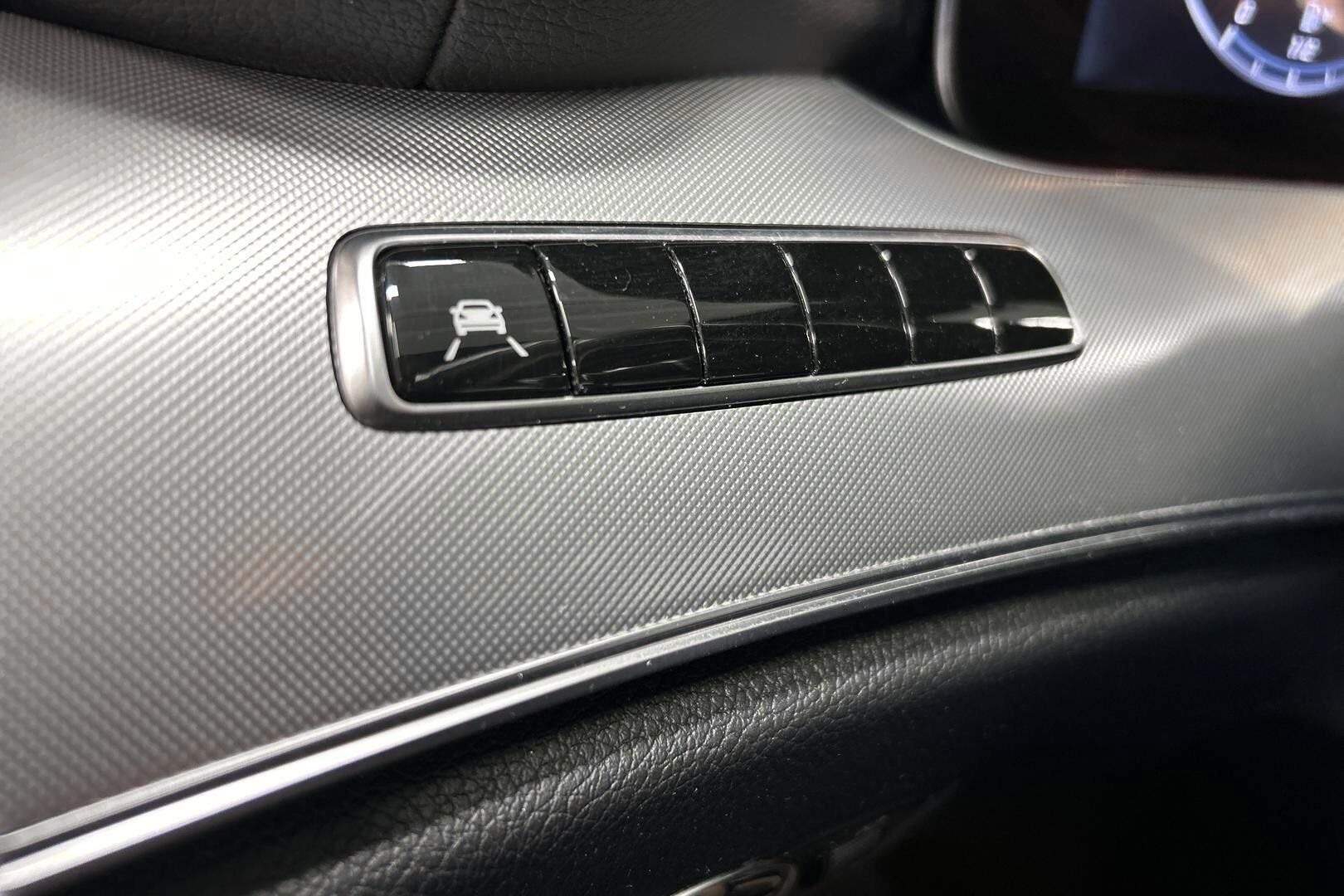 Mercedes-Benz E iso kuva 26