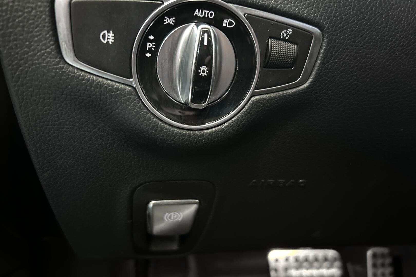 Mercedes-Benz E iso kuva 27