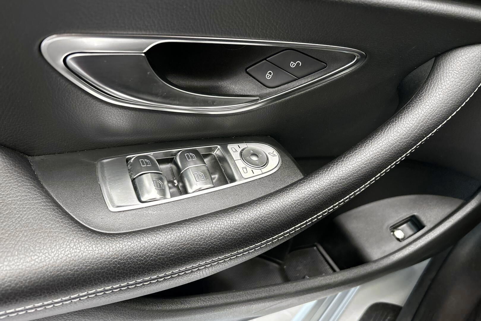 Mercedes-Benz E iso kuva 29