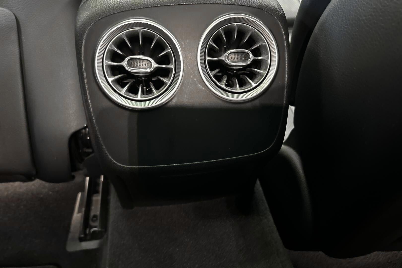 Mercedes-Benz E iso kuva 31