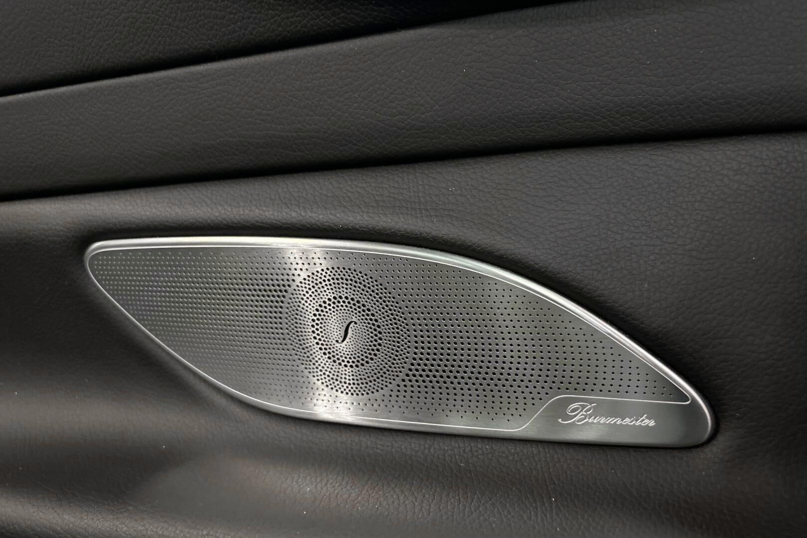 Mercedes-Benz E iso kuva 32