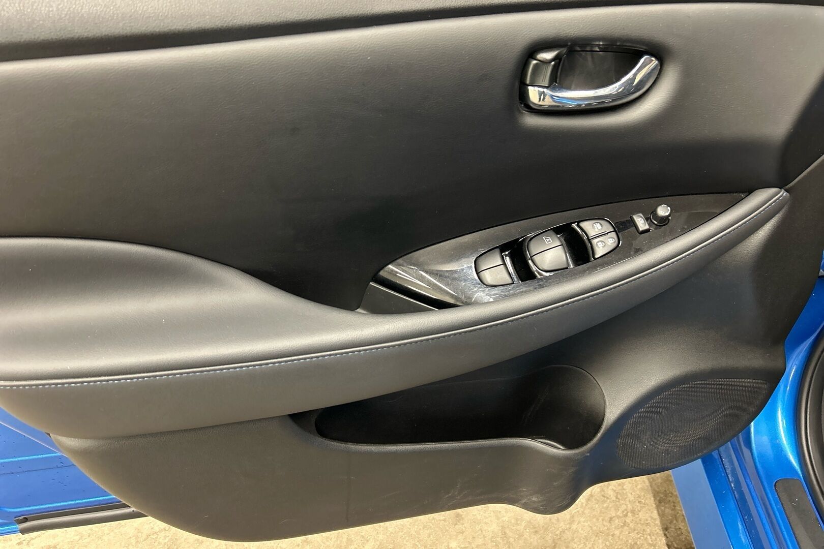 Nissan Leaf iso kuva 11
