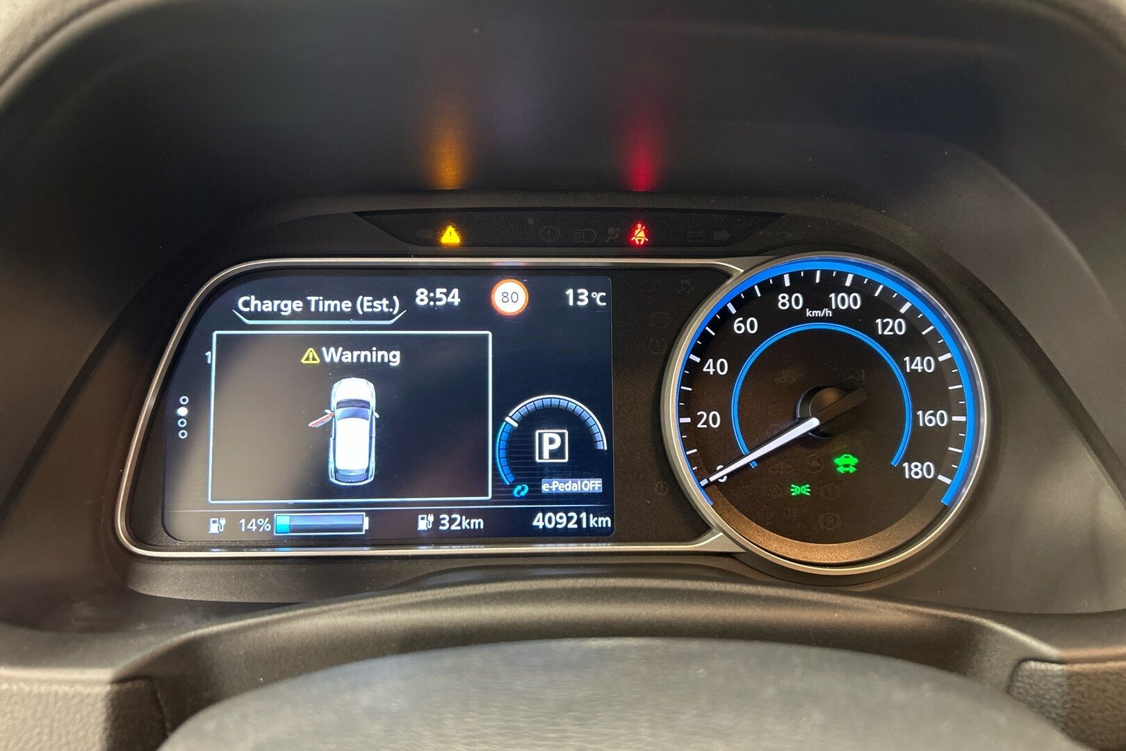 Nissan Leaf iso kuva 17