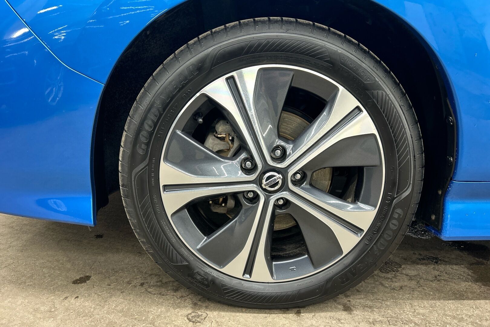 Nissan Leaf iso kuva 22