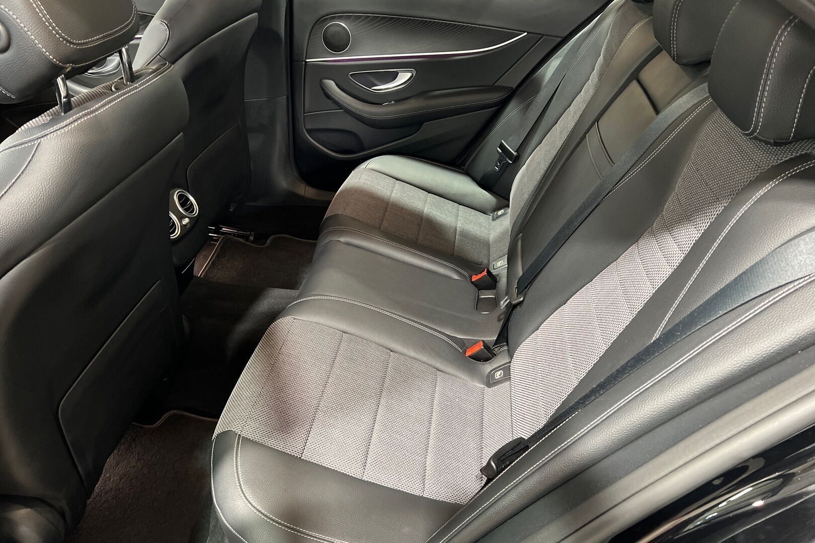 Mercedes-Benz E iso kuva 10