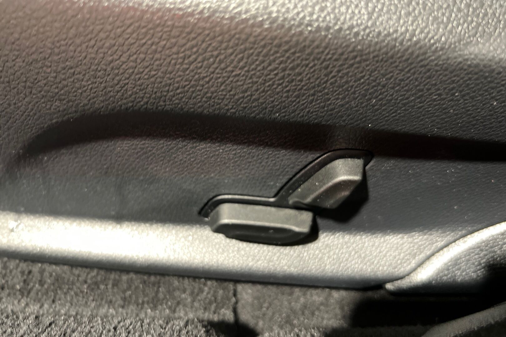Mercedes-Benz E iso kuva 21