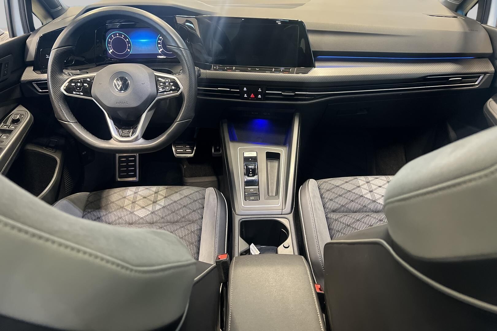Volkswagen Golf iso kuva 11