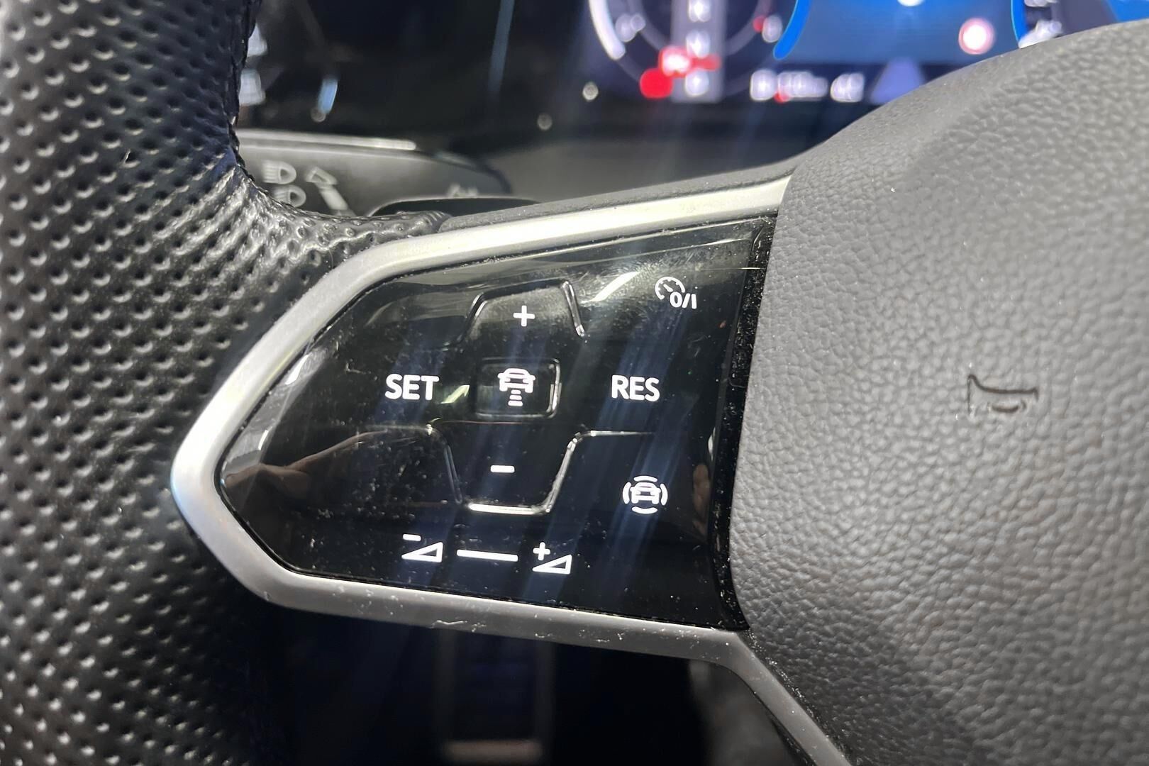 Volkswagen Golf iso kuva 17